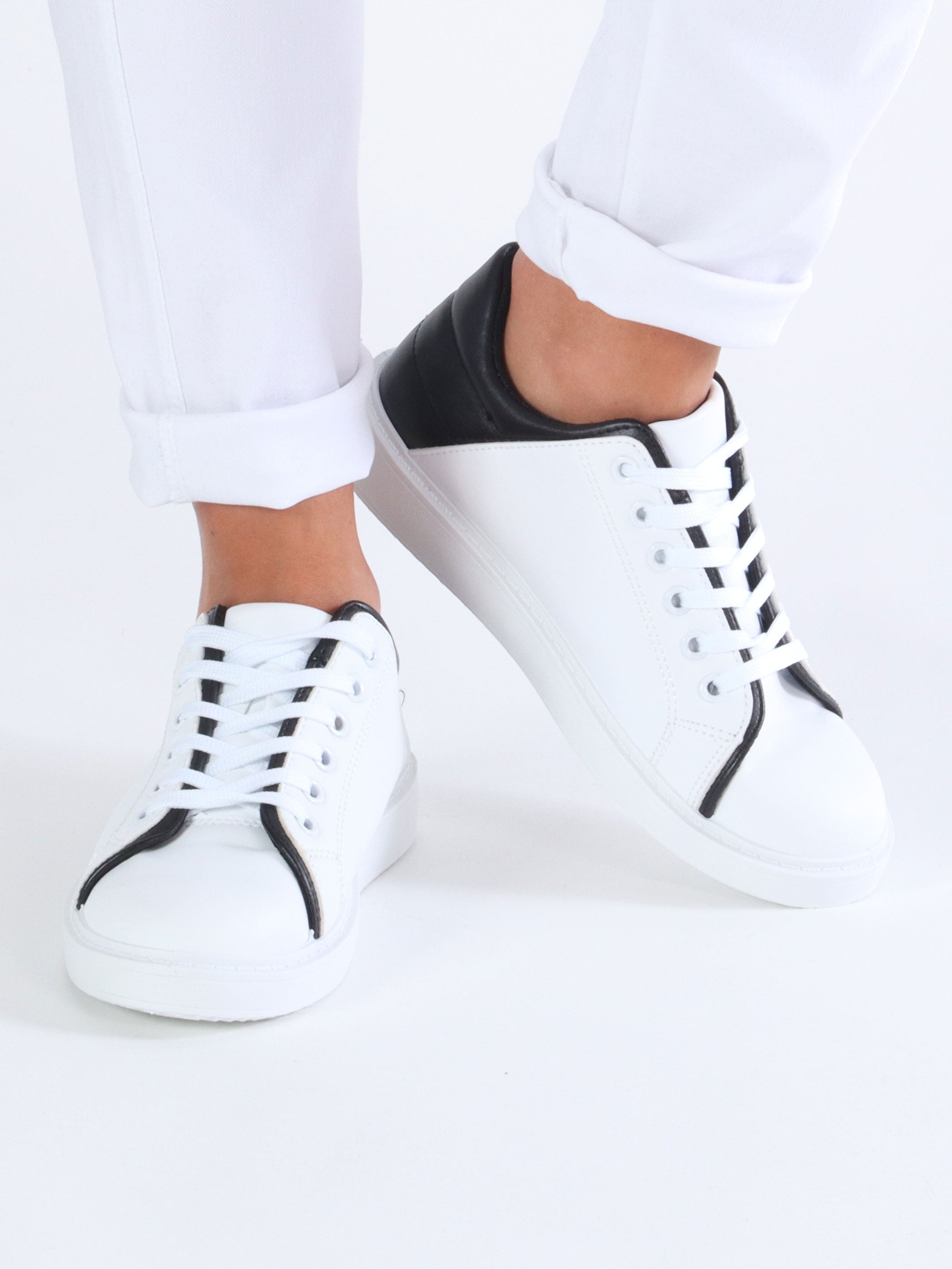 Lauren - Vita sneakers med färgade detaljer